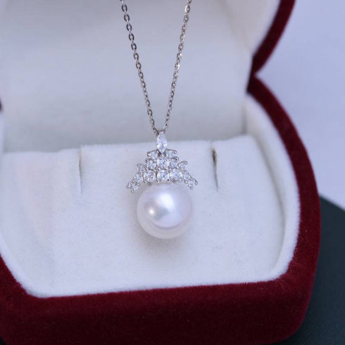 10-11mm Freshwater Pearl & Queen Pendant Necklace - House Of Pearls